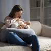 親餵或非親餵母乳對於剛出生寶寶進行侵入性治療疼痛的影響