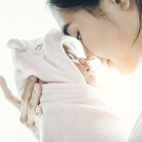 母嬰產後即刻或早期肌膚接觸的益處為何？